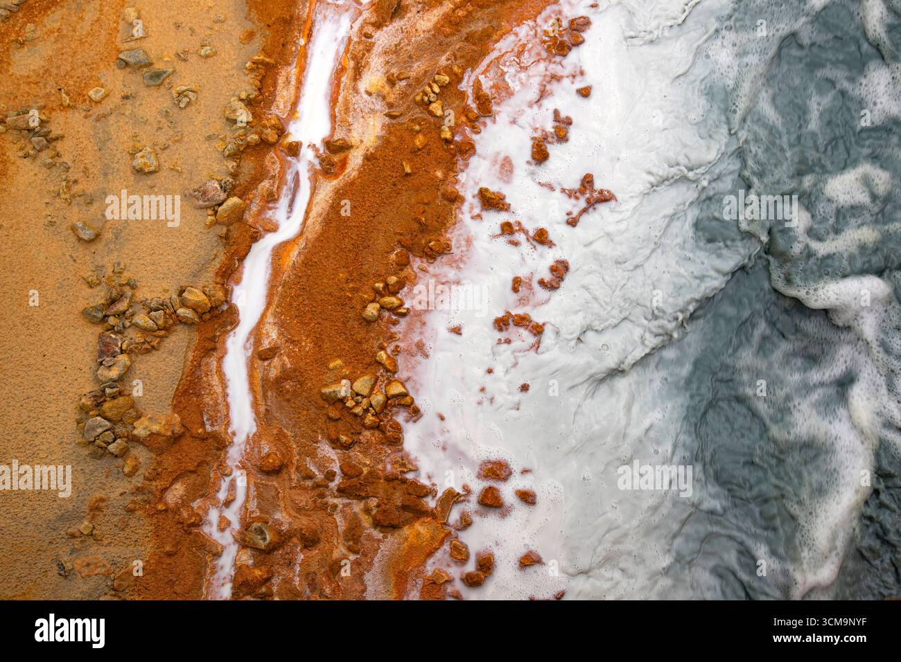 Wunderschöne Luftbilder aus buntem Wasser und Schlamm, aufgenommen mit einer Drohne in Geamana, Rumänien, einem früheren Dorf, das mit giftigem Wasser bedeckt war Stockfoto