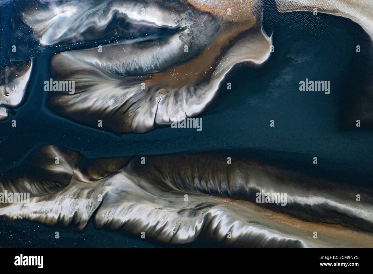 Wunderschöne Luftbilder aus buntem Wasser und Schlamm, aufgenommen mit einer Drohne in Geamana, Rumänien, einem früheren Dorf, das mit giftigem Wasser bedeckt war Stockfoto