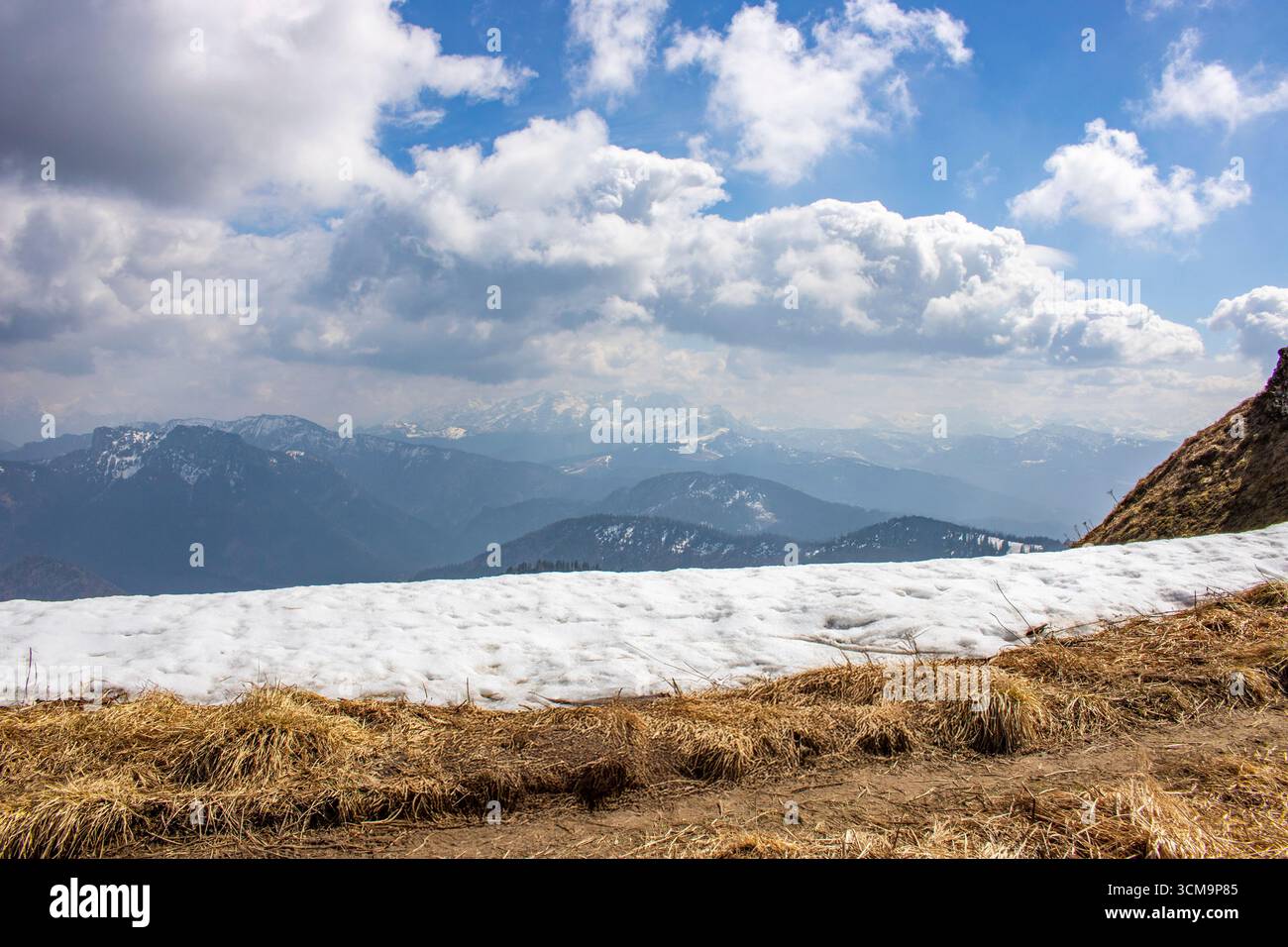 Berglandschaft, Landschaftsfoto eines Aufstiegs im Frühling in den deutschen Alpen Stockfoto