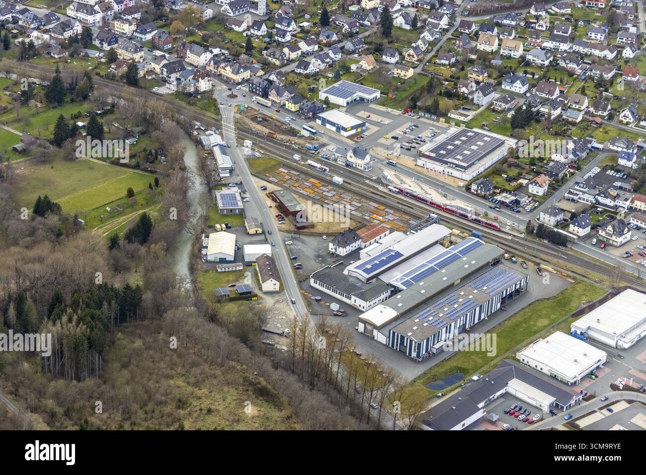Luftaufnahme, Bahnhof Bad Laasphe, Siegerland, Nordrhein-Westfalen, Deutschland, Bad Laasphe, Bahngleise, Bahnhof, DE, DTB Dachtechn Stockfoto