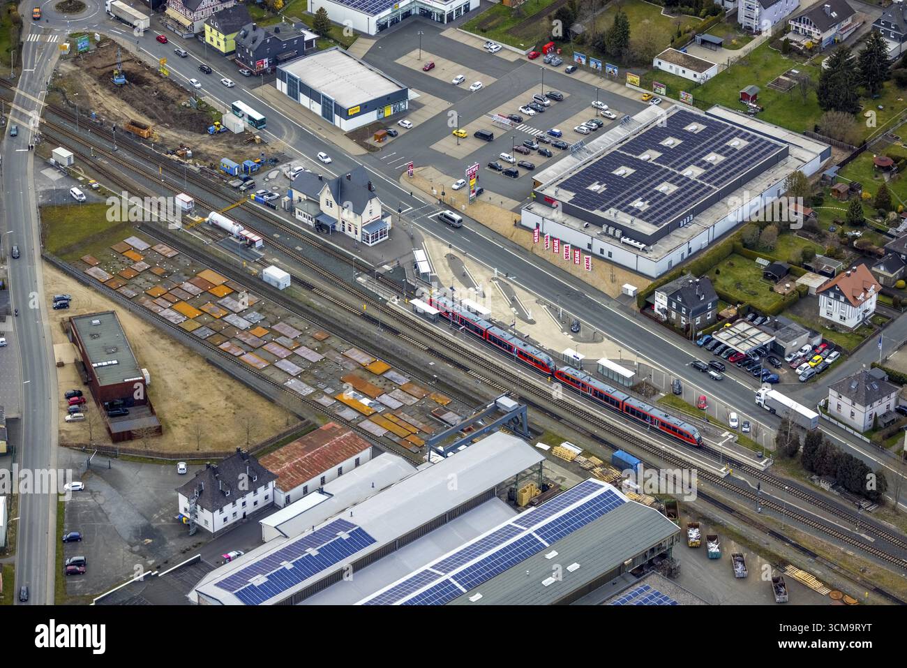Luftaufnahme, Bahnhof Bad Laasphe, Siegerland, Nordrhein-Westfalen, Deutschland, Bad Laasphe, Bahngleise, Bahnhof, DE, DTB Dachtechn Stockfoto