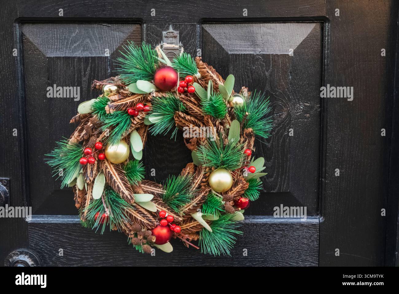 England, Sussex, East Sussex, Rye, Weihnachtskranz an der schwarzen Tür Stockfoto