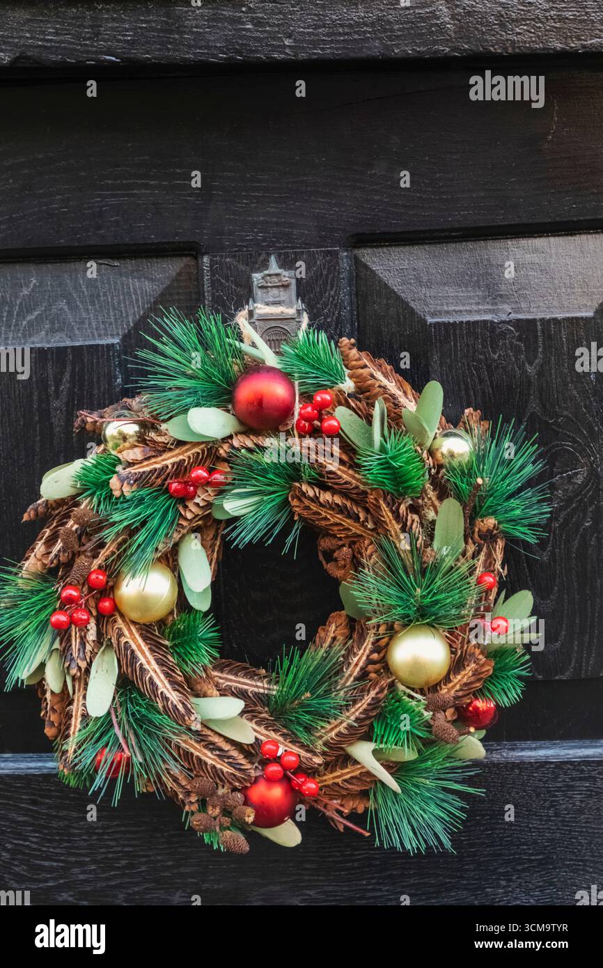 England, Sussex, East Sussex, Rye, Weihnachtskranz an der schwarzen Tür Stockfoto