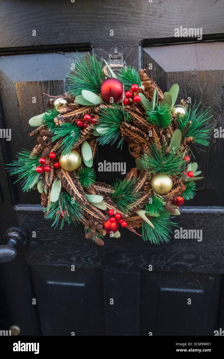 England, Sussex, East Sussex, Rye, Weihnachtskranz an der schwarzen Tür Stockfoto