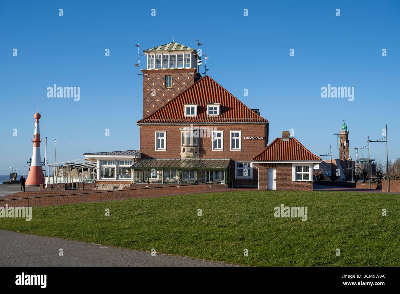 Strandhalle mit Leuchtturmminarett und Leuchtturm Simon-Loschen, Havenwelten, Bremerhaven, Bremen, Deutschland Stockfoto