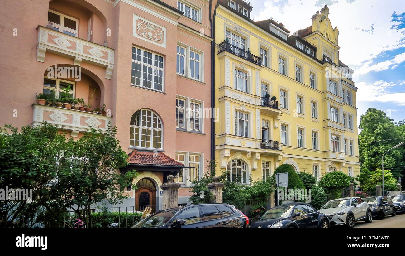 Straße in Bogenhausen in München. Links im deutschen Renaissance-Stil und rechts im barocken Jugendstilstil um 1900 erbaut. Stockfoto Straße in Bogenhausen in München. Links im deutschen Renaissance-Stil und rechts im barocken Jugendstilstil um 1900 erbaut. Stockfoto