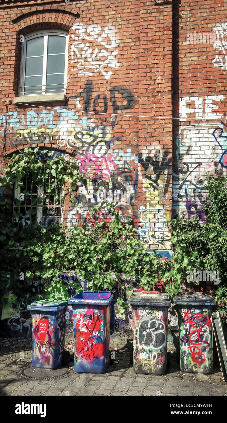 Bunt lackierte Mülltonnen im Kulturzentrum Bahnwärter Thiel in Ludwigsvorstadt-Isarvorstadt in München. Stockfoto