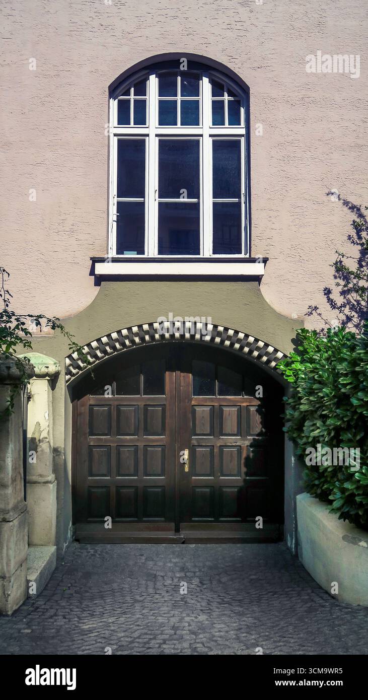 Garageneingang eines Apartmenthauses im barocken Jugendstilstil in Schwabing in München, Baujahr 1903/04. Stockfoto