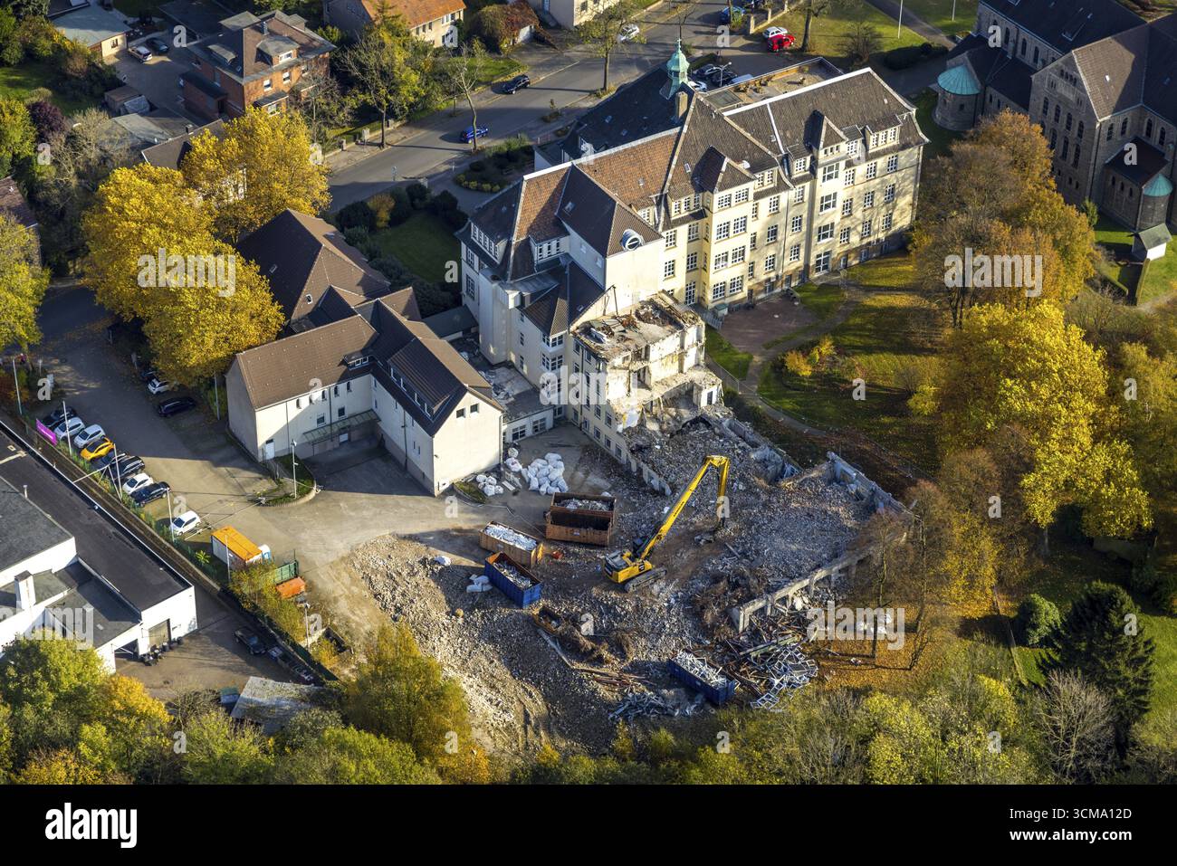 Luftaufnahme, Kirche St. Elisabeth und Abbrucharbeiten am Aderzentrum Maria-Hilf-Krankenhaus im Stadtteil Bergen in Bochum, Ruhrgebiet, Nord-Rh Stockfoto Luftaufnahme, Kirche St. Elisabeth und Abbrucharbeiten am Aderzentrum Maria-Hilf-Krankenhaus im Stadtteil Bergen in Bochum, Ruhrgebiet, Nord-Rh Stockfoto