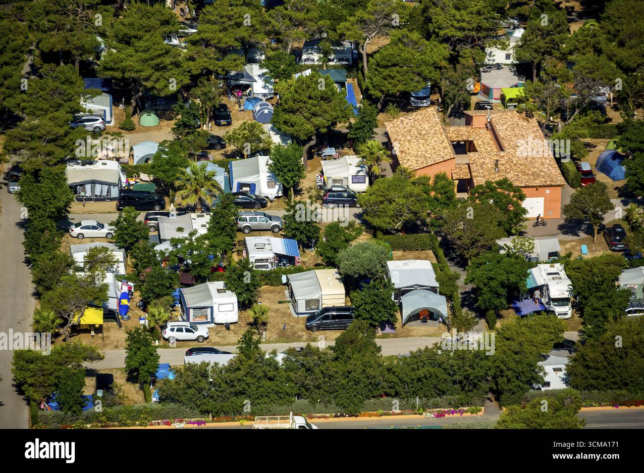 Campingplatz Canet-en-Roussillon am Mittelmeer, Frankreich, Languedoc-Roussillon, Frankreich, Canet-en-Roussillon, Europa, Luftaufnahme, Vogelaugen V Stockfoto