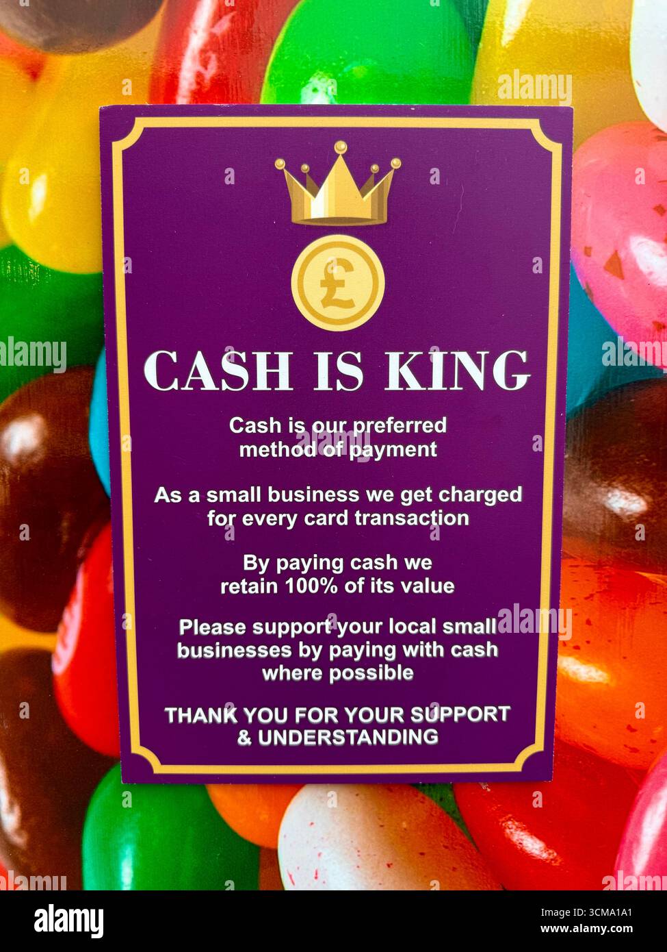 Ein Cash Is King-Zeichen in einem kleinen unabhängigen Unternehmen in Großbritannien Stockfoto