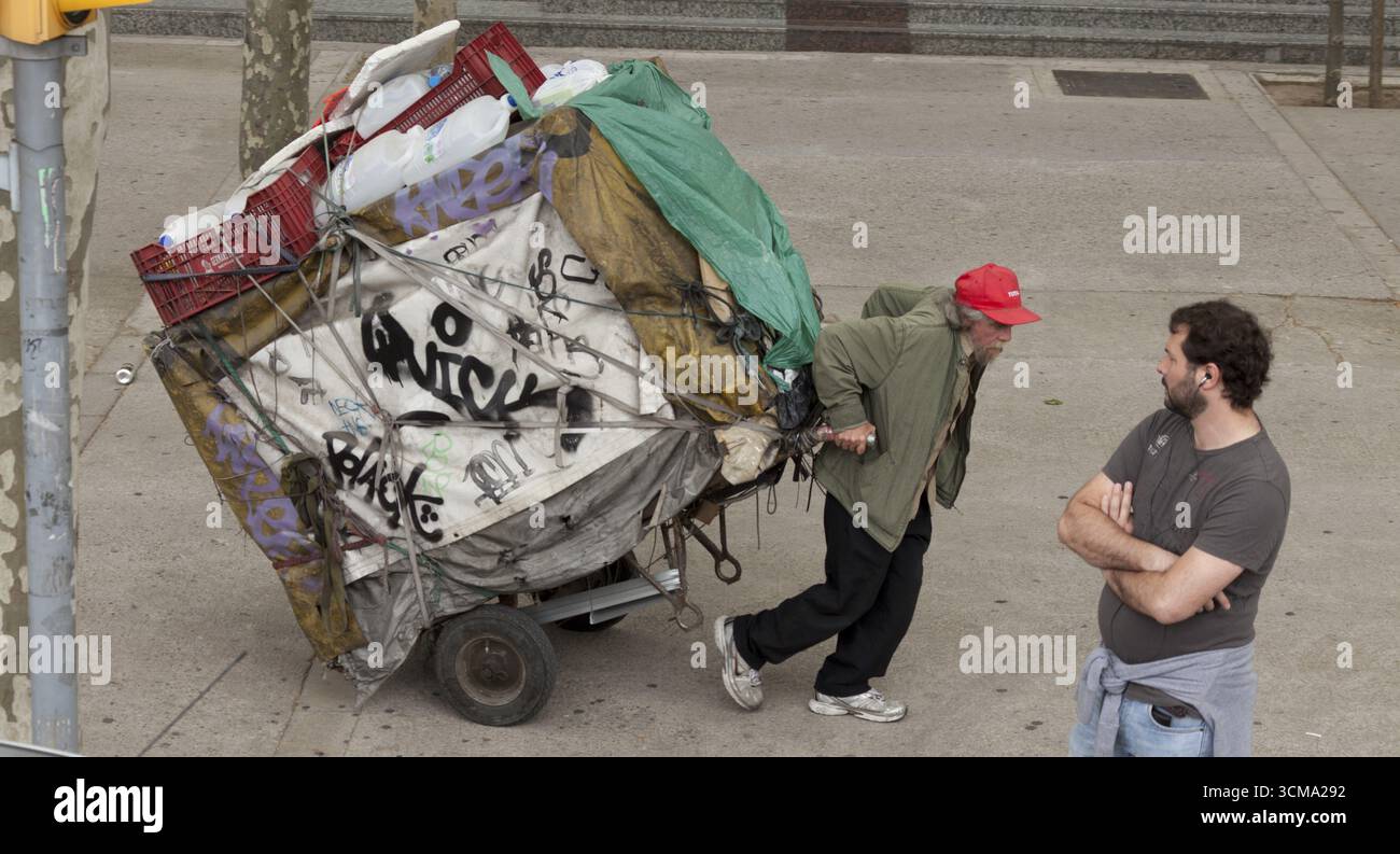 Armut, Karren mit Gegenständen, Barcelona, Katalonien, Spanien, Europa, Stadtrundfahrt, Tourismus, Europa Stadtrundfahrt, Katalonien, Stadttourismus, Tourismus Stadtbesichtigung Stockfoto