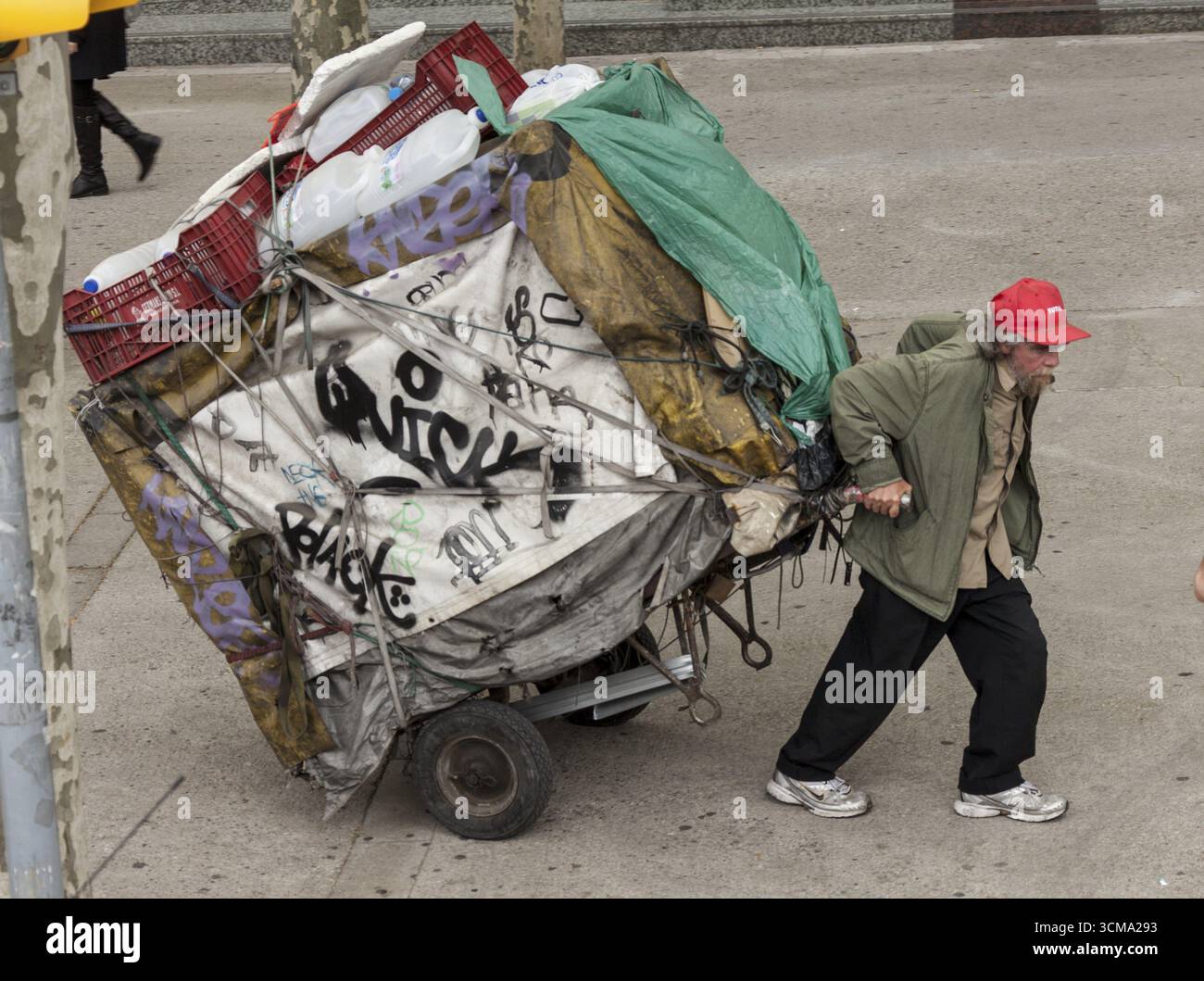 Armut, Karren mit Gegenständen, Barcelona, Katalonien, Spanien, Europa, Stadtrundfahrt, Tourismus, Europa Stadtrundfahrt, Katalonien, Stadttourismus, Tourismus Stadtbesichtigung Stockfoto