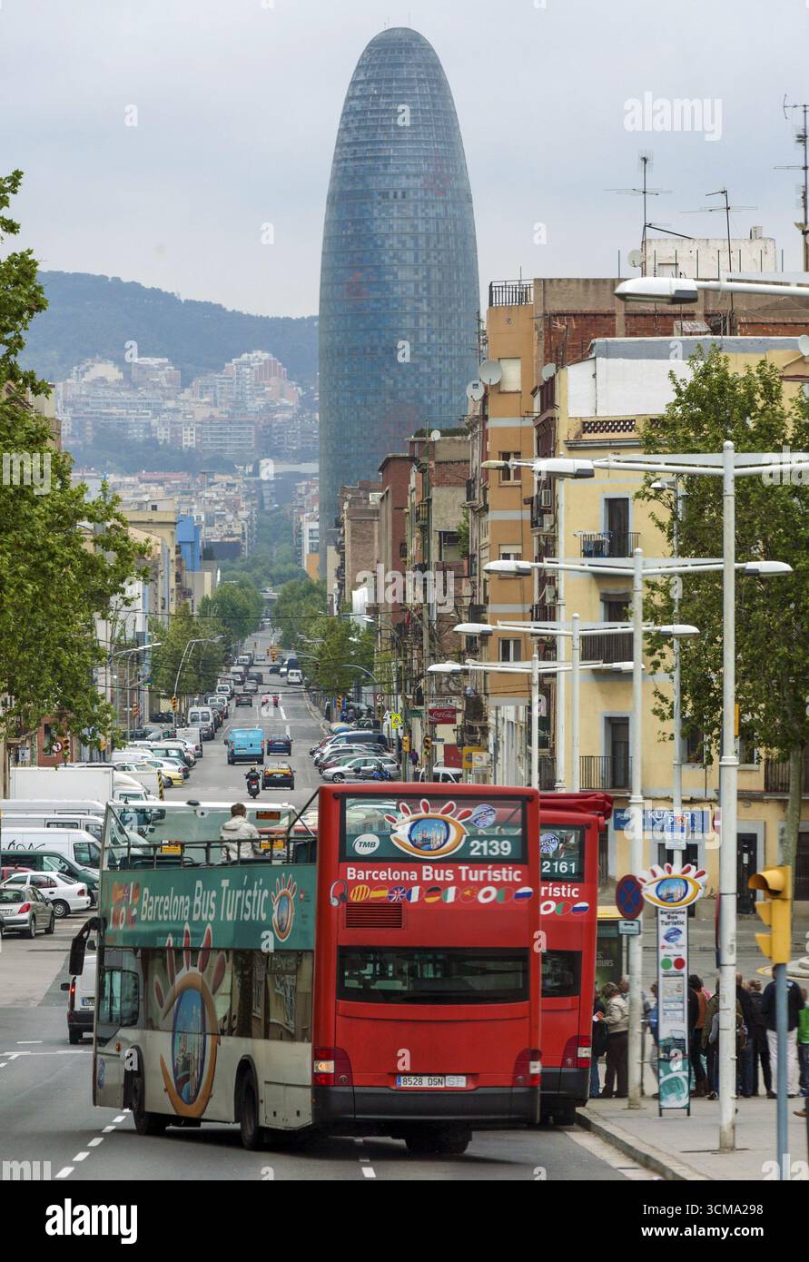 Moderner Büroturm Torre Agbar in Barcelona, Sightseeing-Bus, Bustour, Barcelona, Katalonien, Spanien, Europa, Stadtrundfahrt, Tourismus, Europa Stadtrundfahrt, CI Stockfoto