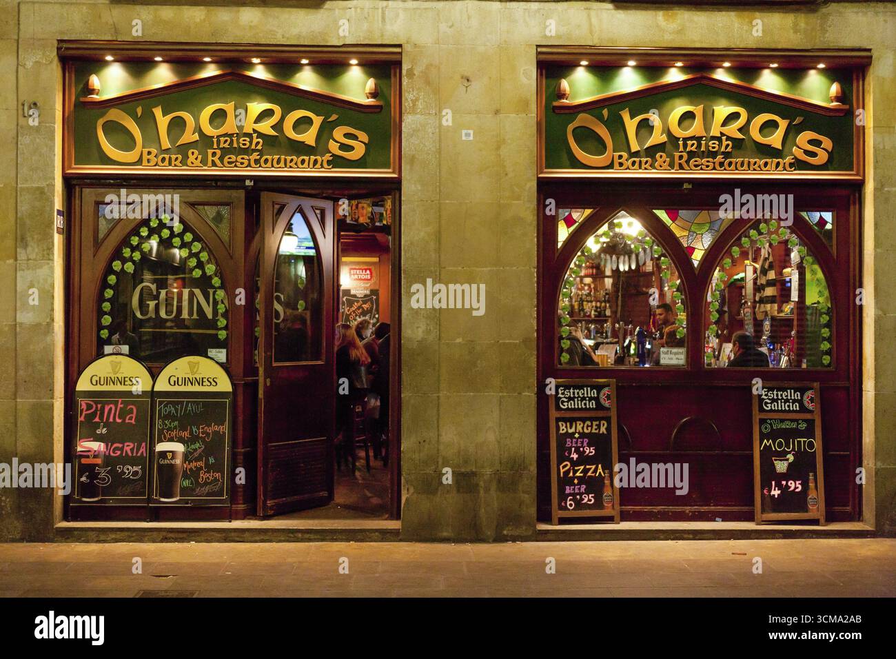 O'Hara's, Guinness Pub, Buntglas, Touristenpub, Barcelona, Stadtbesichtigung, Tourismus, Katalonien, Spanien, Europa, Stadtbesichtigung Europa, Katalonien, Stadttourismus Stockfoto