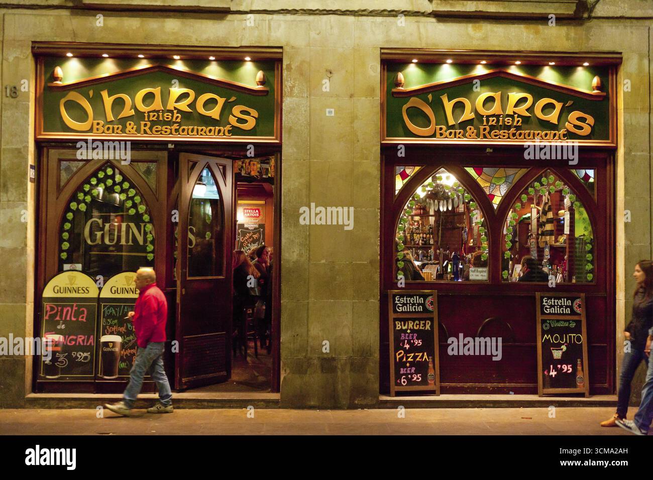 O'Hara's, Guinness Pub, Buntglas, Touristenpub, Barcelona, Stadtbesichtigung, Tourismus, Katalonien, Spanien, Europa, Stadtbesichtigung Europa, Katalonien, Stadttourismus Stockfoto