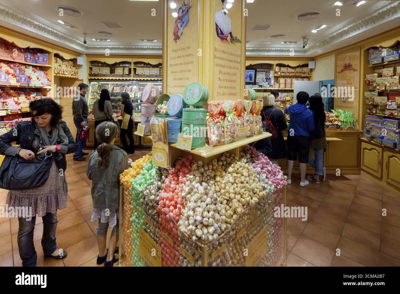 Süßwaren, Süßwarengeschäft, Geschäft, Barcelona, Stadtbesichtigung, Tourismus, Katalonien, Spanien, Europa, Stadtbesichtigung Europa, Katalonien, Stadttourismus, Tourismus Stadtbesichtigung Stockfoto