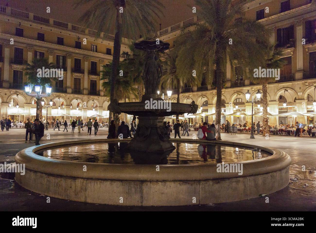 Placa Reial, Reial Platz bei Nacht, Nachtaufnahme, Barcelona, Stadtbesichtigung, Tourismus, Katalonien, Spanien, Europa, Stadtbesichtigung, Katalonien, Stadttourismus, nach Stockfoto