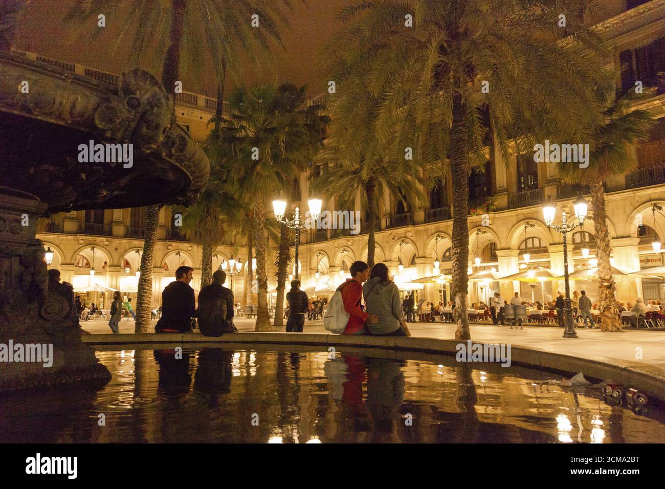 Placa Reial, Reial Platz bei Nacht, Nachtaufnahme, Barcelona, Stadtbesichtigung, Tourismus, Katalonien, Spanien, Europa, Stadtbesichtigung, Katalonien, Stadttourismus, nach Stockfoto