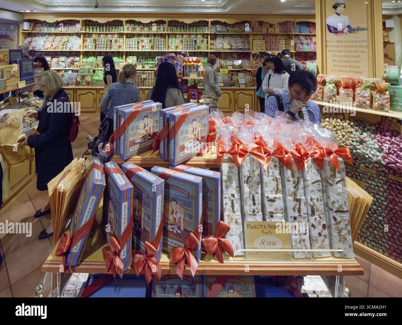 Süßwaren, Süßwarengeschäft, Geschäft, Barcelona, Stadtbesichtigung, Tourismus, Katalonien, Spanien, Europa, Stadtbesichtigung Europa, Katalonien, Stadttourismus, Tourismus Stadtbesichtigung Stockfoto