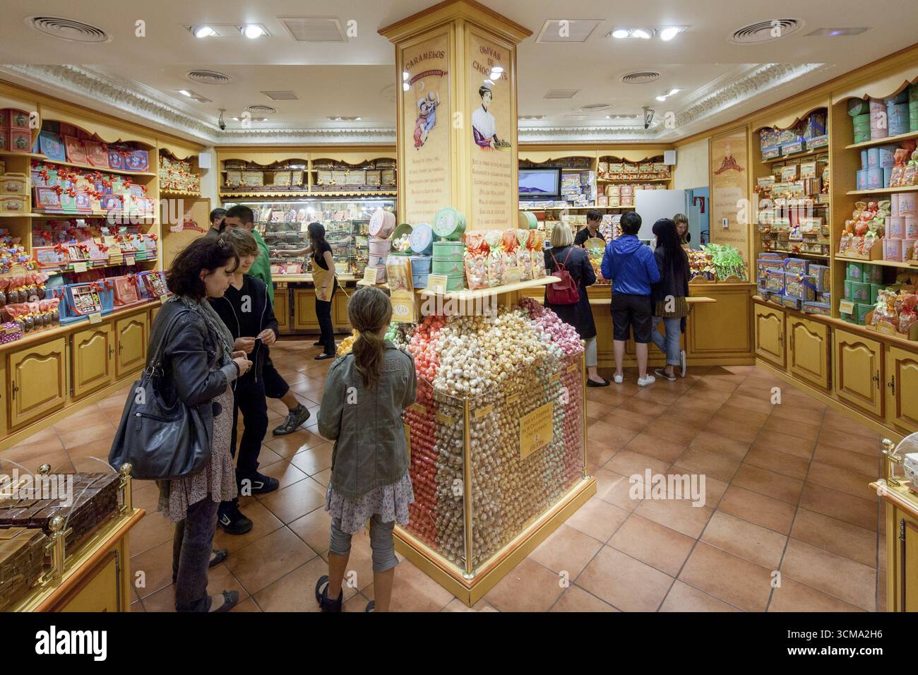 Süßwaren, Süßwarengeschäft, Geschäft, Barcelona, Stadtbesichtigung, Tourismus, Katalonien, Spanien, Europa, Stadtbesichtigung Europa, Katalonien, Stadttourismus, Tourismus Stadtbesichtigung Stockfoto