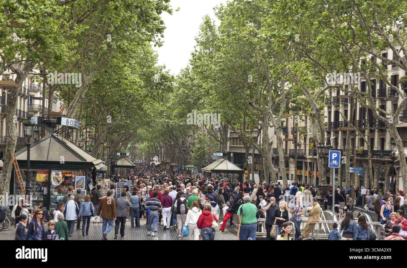 Touristenmassen auf der Rambla, Verkaufsstände, Ramblas, Rambles, Fußgängerzone, Barcelona, Katalonien, Spanien, Europa, Stadtbesichtigung, Tourismus, Stadtbesichtigung Europa Stockfoto