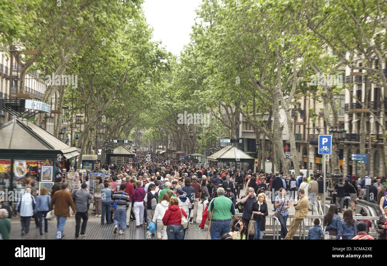 Touristenmassen auf der Rambla, Verkaufsstände, Ramblas, Rambles, Fußgängerzone, Barcelona, Katalonien, Spanien, Europa, Stadtbesichtigung, Tourismus, Stadtbesichtigung Europa Stockfoto