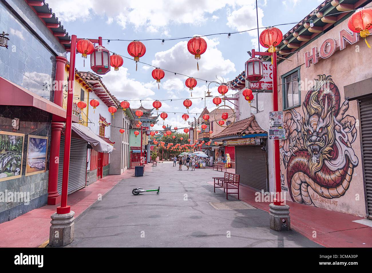 Los Angeles, CA, USA – 10. September 2025: Außenansicht von Unternehmen in Chinatown Central Plaza in der Innenstadt von Los Angeles, CA. Stockfoto
