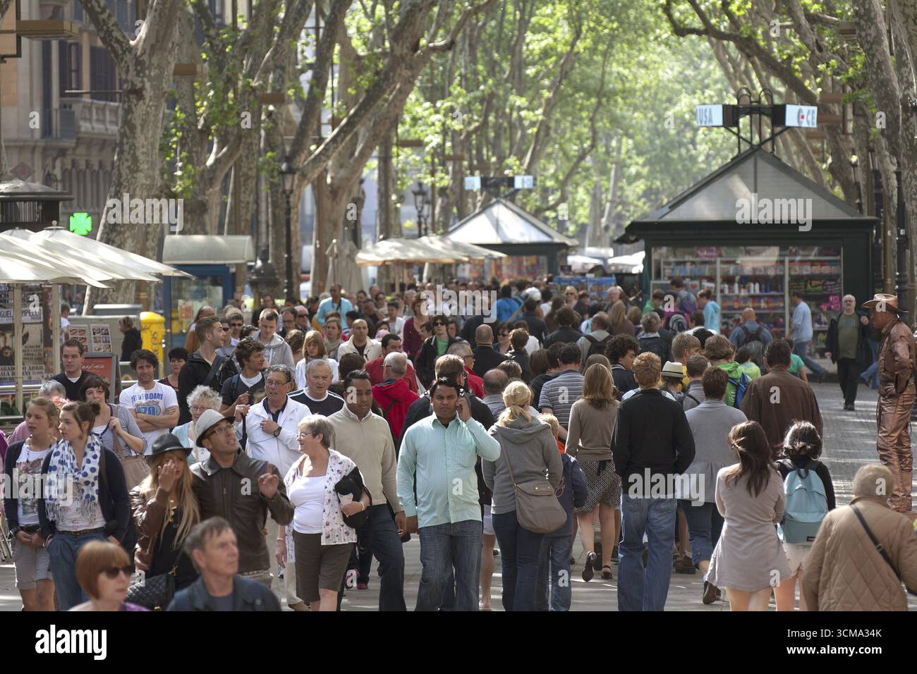 Touristenmassen auf der Rambla, Verkaufsstände, Ramblas, Rambles, Fußgängerzone, Barcelona, Katalonien, Spanien, Europa, Stadtbesichtigung, Tourismus, Stadtbesichtigung Europa Stockfoto