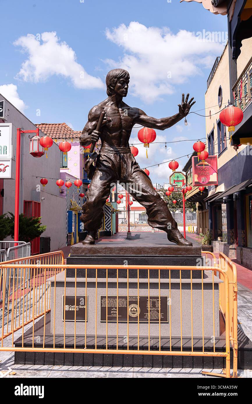 Los Angeles, CA, USA – 10. September 2025: Eine Bronzeskulptur des Kampfkünstlers Bruce Lee steht auf der Chinatown Central Plaza in Los Angeles, CA. Stockfoto