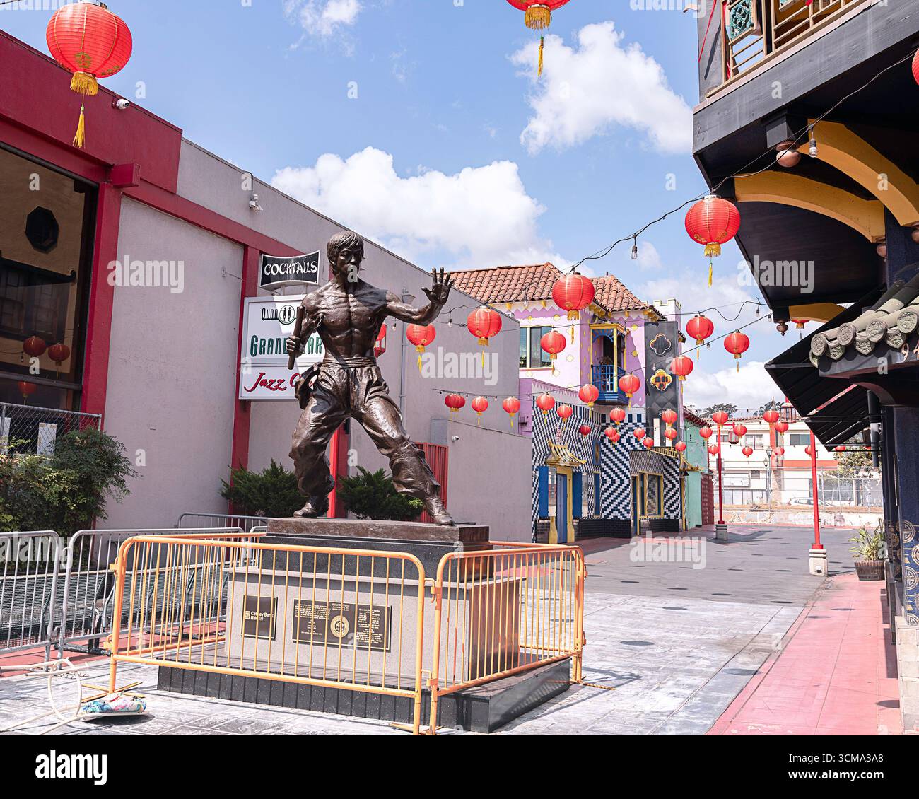 Los Angeles, CA, USA – 10. September 2025: Eine Bronzeskulptur des Kampfkünstlers Bruce Lee steht auf der Chinatown Central Plaza in Los Angeles, CA. Stockfoto