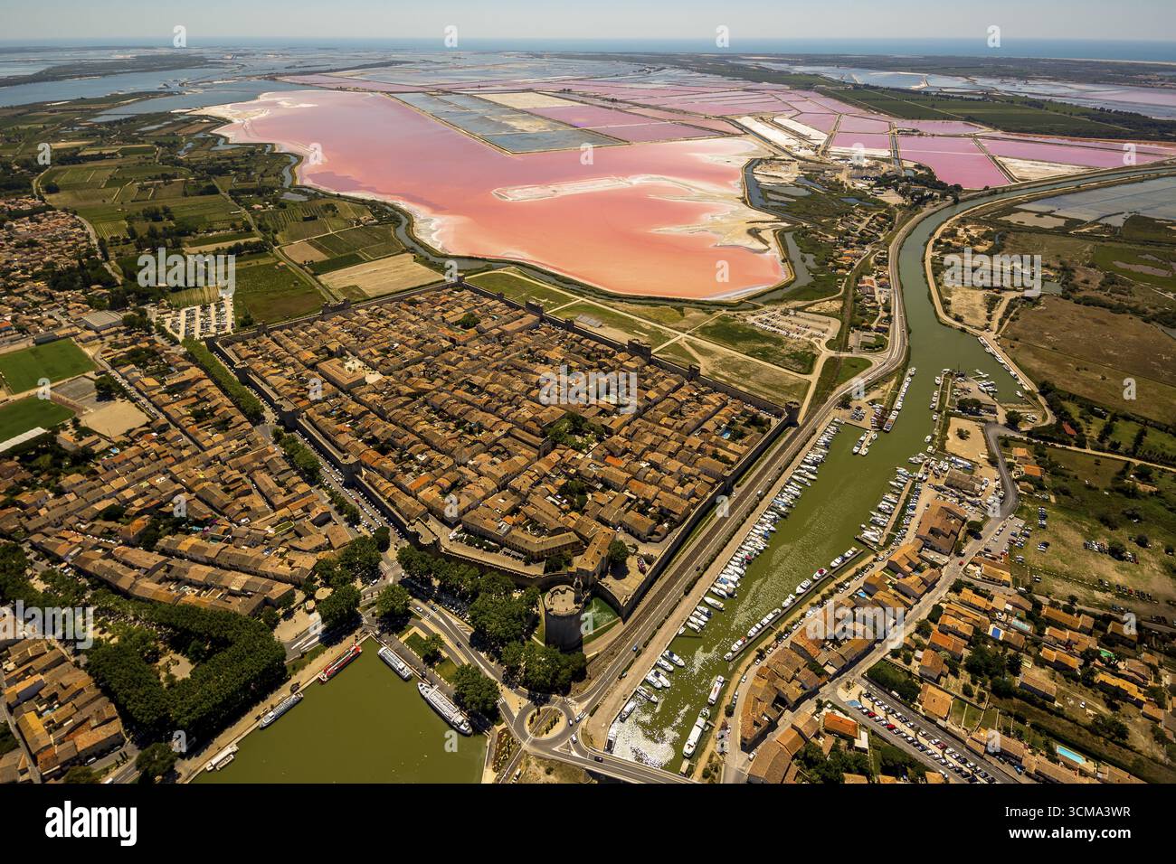 Historisches Stadtzentrum im Festungsviereck von Aigues-Mortes, Stadttore, Salzseen bei Aigues-Mortes in der Camargue, Salzblumen auf dem Salz Stockfoto