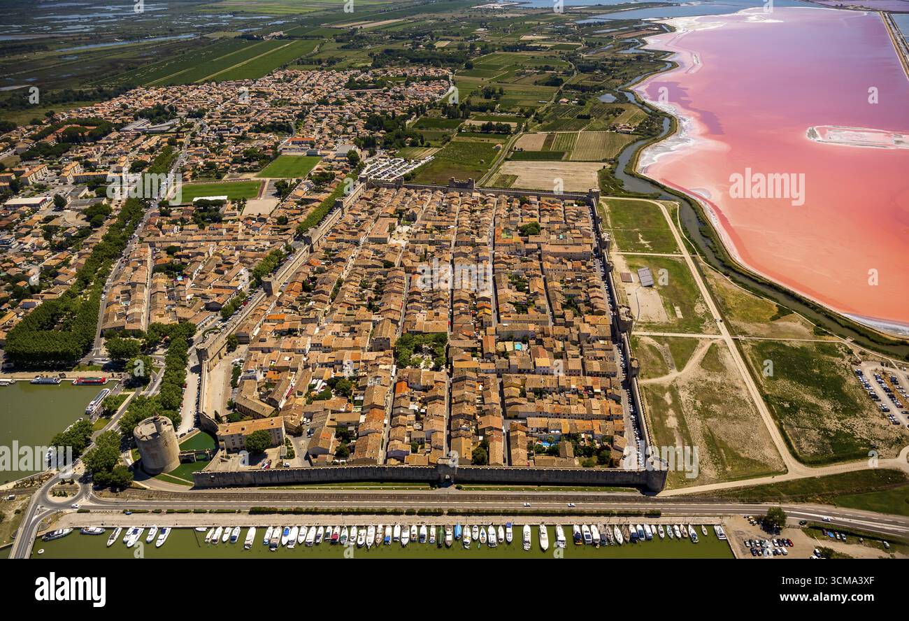 Historisches Stadtzentrum im Festungsviereck von Aigues-Mortes, Stadttore, Salzseen bei Aigues-Mortes in der Camargue, Salzblumen auf dem Salz Stockfoto
