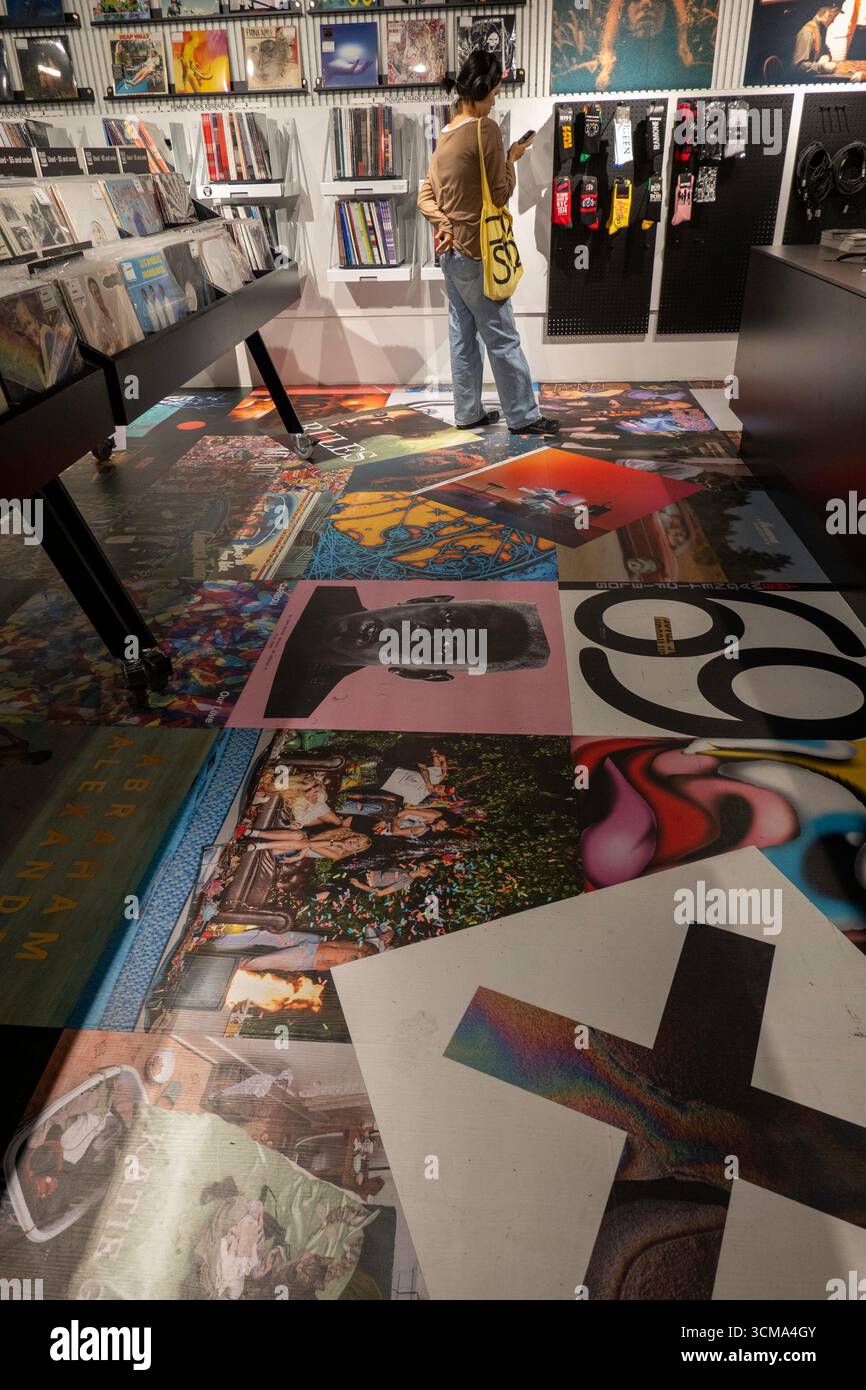 Rough Trade Unten ist ein Plattenladen im Bahnhofsbereich des Rockefeller Center, 2025, New York City, USA Stockfoto