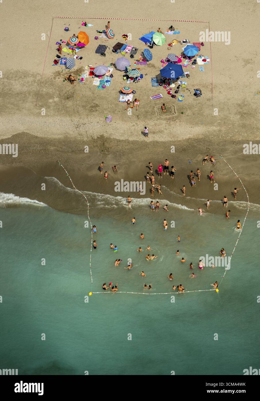 Strandleben an der Mittelmeerküste von Frontinan bei Montpellier, abgeschlossener Badebereich, gesicherter Badebereich, Frontignan, Frankreich, Languedoc-RO Stockfoto