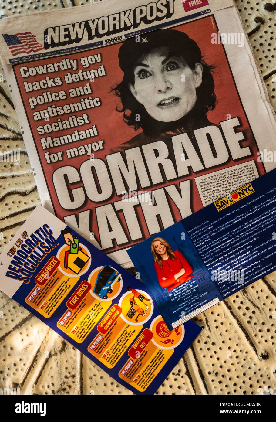 Stillleben vom 15. September 2025 die Berichterstattung der Zeitung New York Post über Gov Hochul bestätigt die sozialistischen Ansichten der Zohran Mamdani in New York City, USA Stockfoto