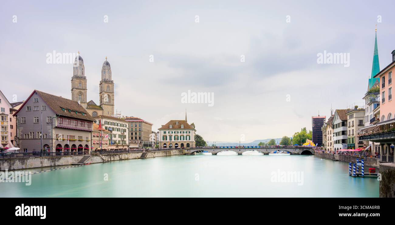Schweiz, Zürich, Limmat Panorama mit dem Großen Münster Stockfoto
