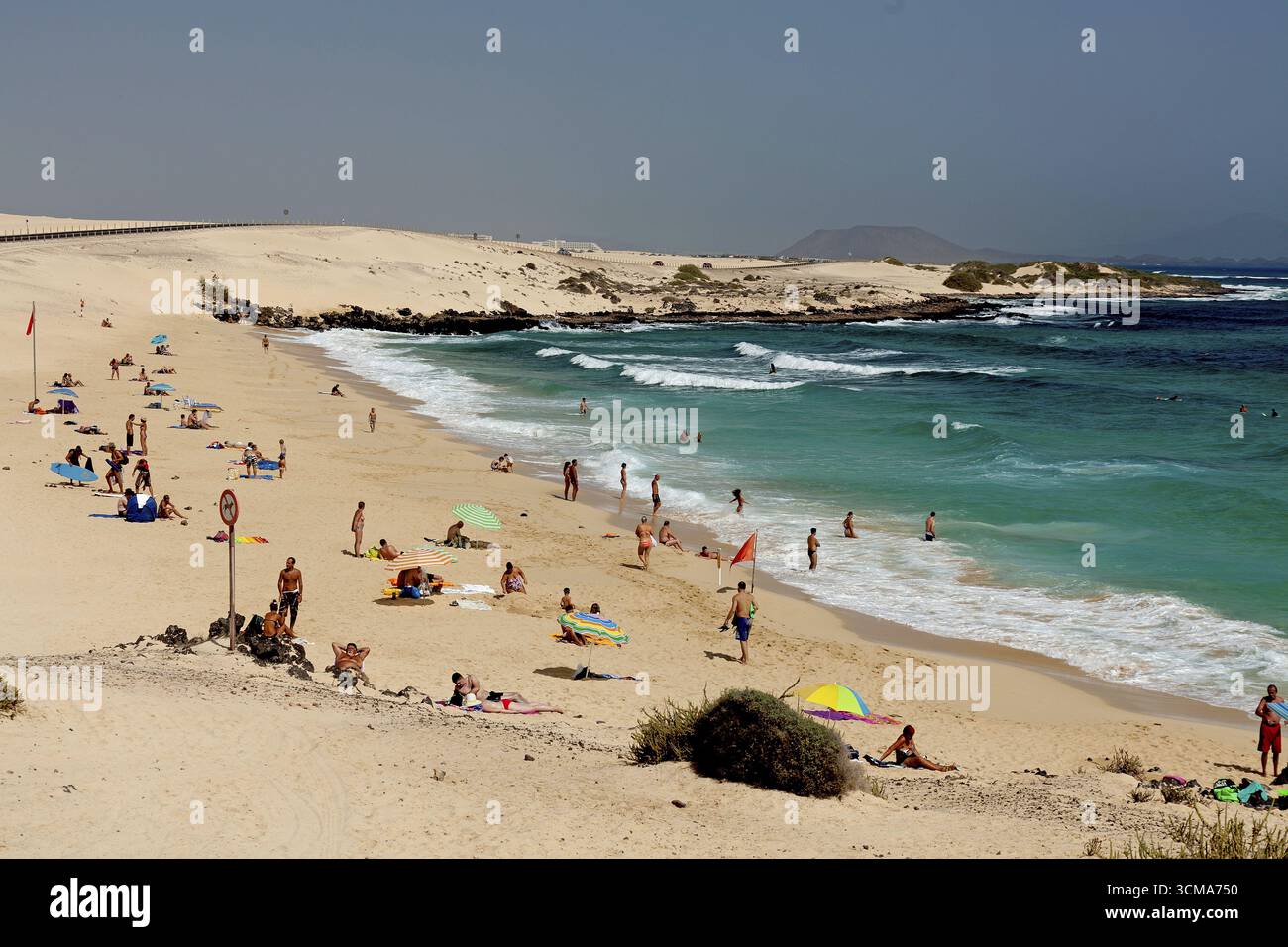 Starand, Meer, rote Flagge, Warnflagge, Warnflagge, Badeverbot, Unterstrom, Gefahr, Strandleben, Wellen, Wasser, Kanarische Inseln, Kanarische Inseln, Spanien Stockfoto Starand, Meer, rote Flagge, Warnflagge, Warnflagge, Badeverbot, Unterstrom, Gefahr, Strandleben, Wellen, Wasser, Kanarische Inseln, Kanarische Inseln, Spanien Stockfoto