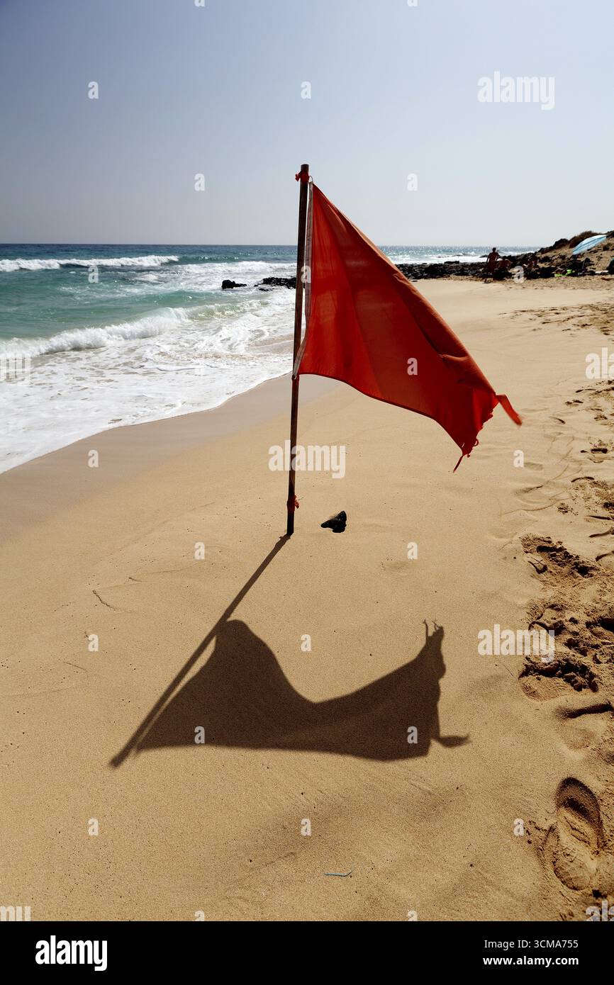 Starand, Meer, rote Flagge, Warnflagge, Warnflagge, Badeverbot, Unterstrom, Gefahr, Strandleben, Wellen, Wasser, Kanarische Inseln, Kanarische Inseln, Spanien Stockfoto Starand, Meer, rote Flagge, Warnflagge, Warnflagge, Badeverbot, Unterstrom, Gefahr, Strandleben, Wellen, Wasser, Kanarische Inseln, Kanarische Inseln, Spanien Stockfoto