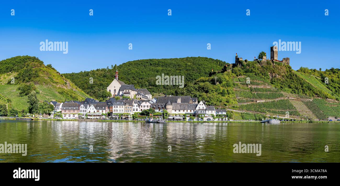 Beilstein an der Mosel in Rheinland-Pfalz, ein malerisches Dorf, das „Dornröschen“ der Mosel oder „Miniatur-Rothenburg“ genannt wird, Blick auf die Moselpromenade, die Ruine von Schloss Metternich oben rechts auf dem Hügel Stockfoto