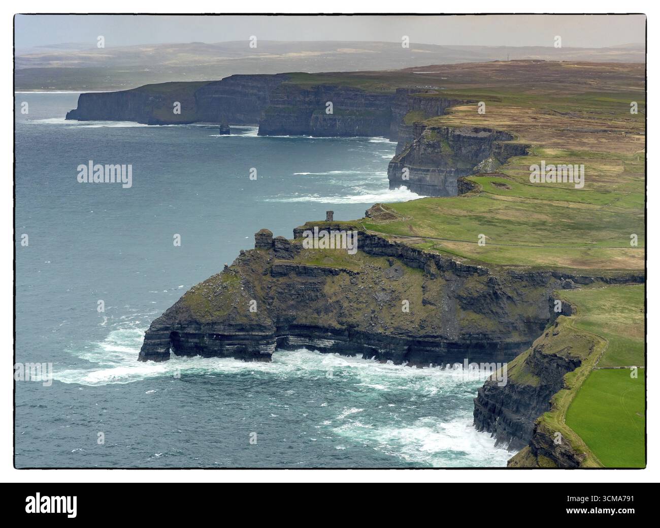 Hags Kopf zwischen Liscannor und Cliffs of Moher am Atlantischen Ozean, Loch in den Felsen, Meeresloch, Felsen, Surf, COUNTY CLARE, Clare, Irland, Europa, Stockfoto