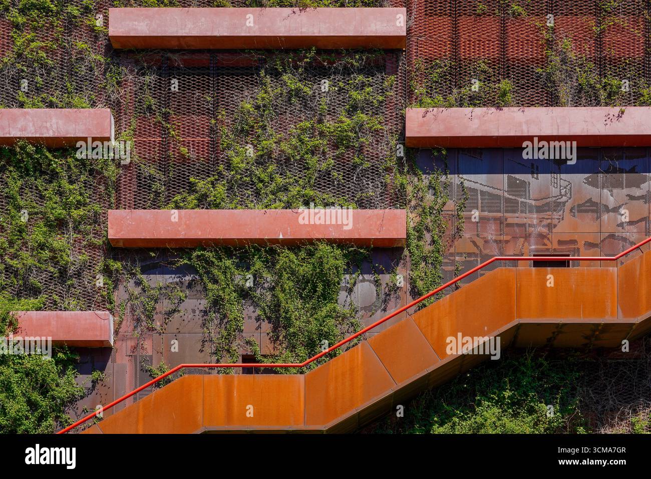 Kopenhagen, Dänemark. Parkhaus Lüders in Kopenhagen Nordhavn, entworfen von Jaja Architects. Die rostrote Corten-Stahlfassade ist mit abgehängten Pflanztrögen geschmückt. Es schafft ein lebendiges Zusammenspiel zwischen Industriematerial und üppigem Grün. Die Treppen führen zu Parkdecks und einem Spielplatz auf dem Dach. Stockfoto