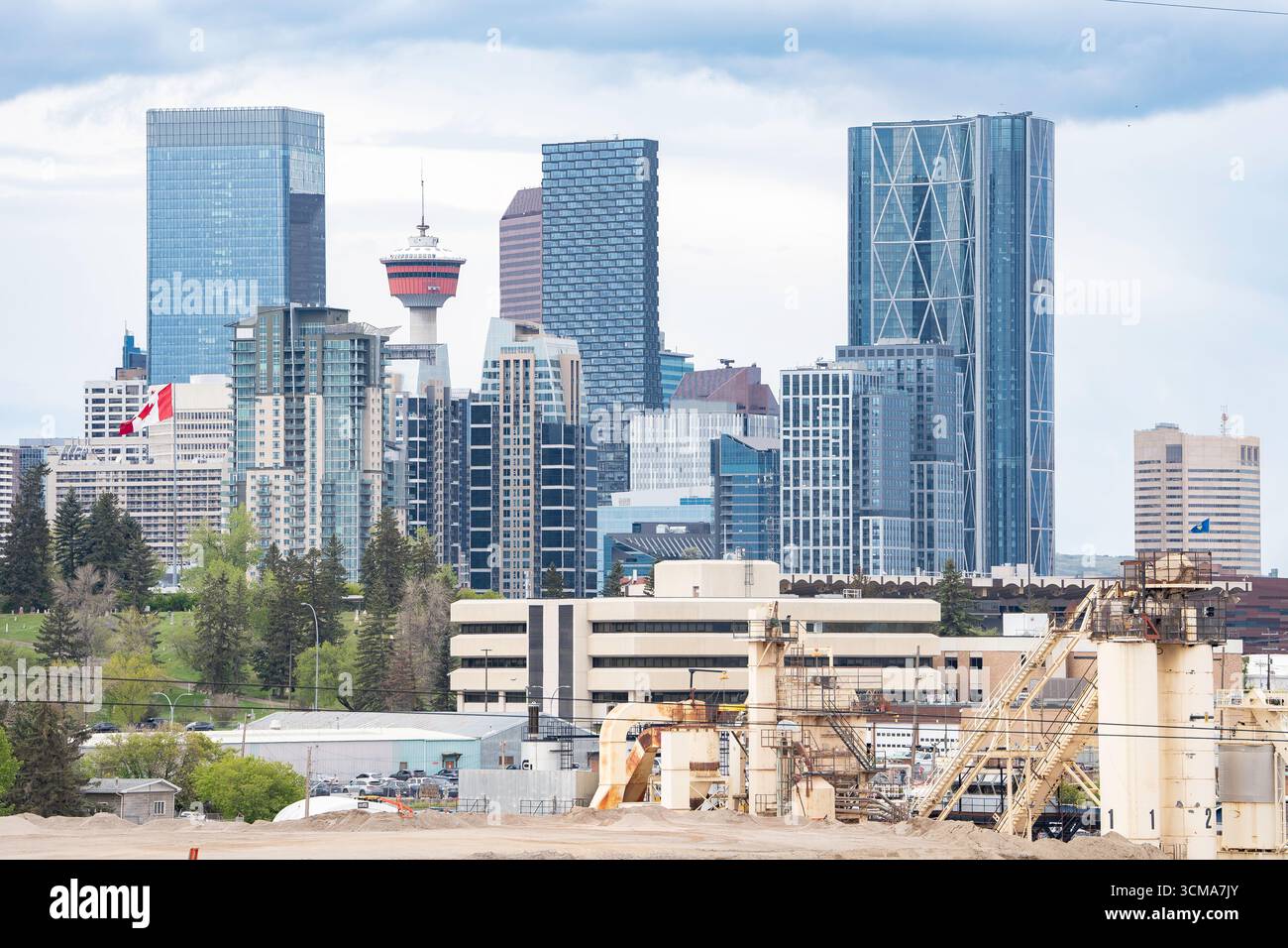 Calgary Skyline mit beliebten Sehenswürdigkeiten und Attraktionen mit Blick auf ein Industriewerk. Stockfoto