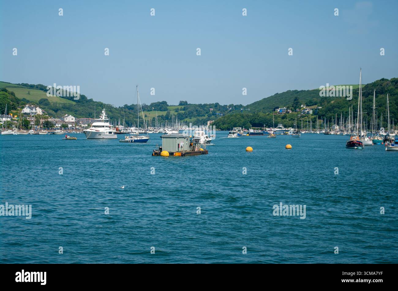 Boote, die auf dem Dart von Dartmouth Devon UKBoats auf dem Dart von Dartmouth Devon UK vertäut sind Stockfoto