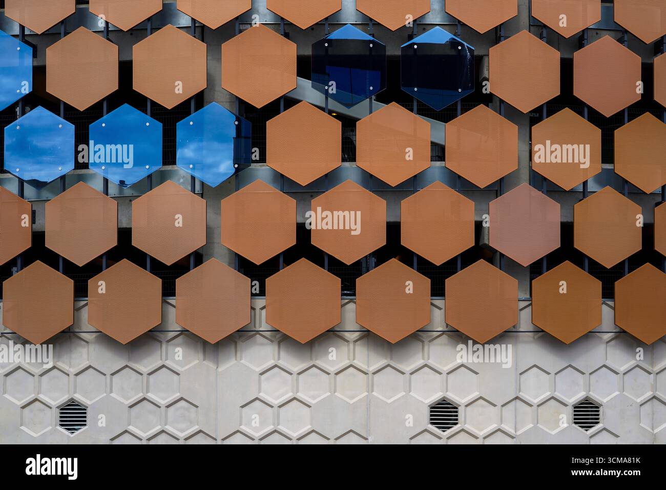 Visuelle Harmonie: Beleuchtete Muster. Das Bikupan Parkhaus in Solna, Stockholm, Schweden, wurde von Archus Arkitekter entworfen und verfügt über eine Fassade aus sechseckigen Paneelen, die dynamische Muster von Licht und Schatten erzeugen. Stockfoto