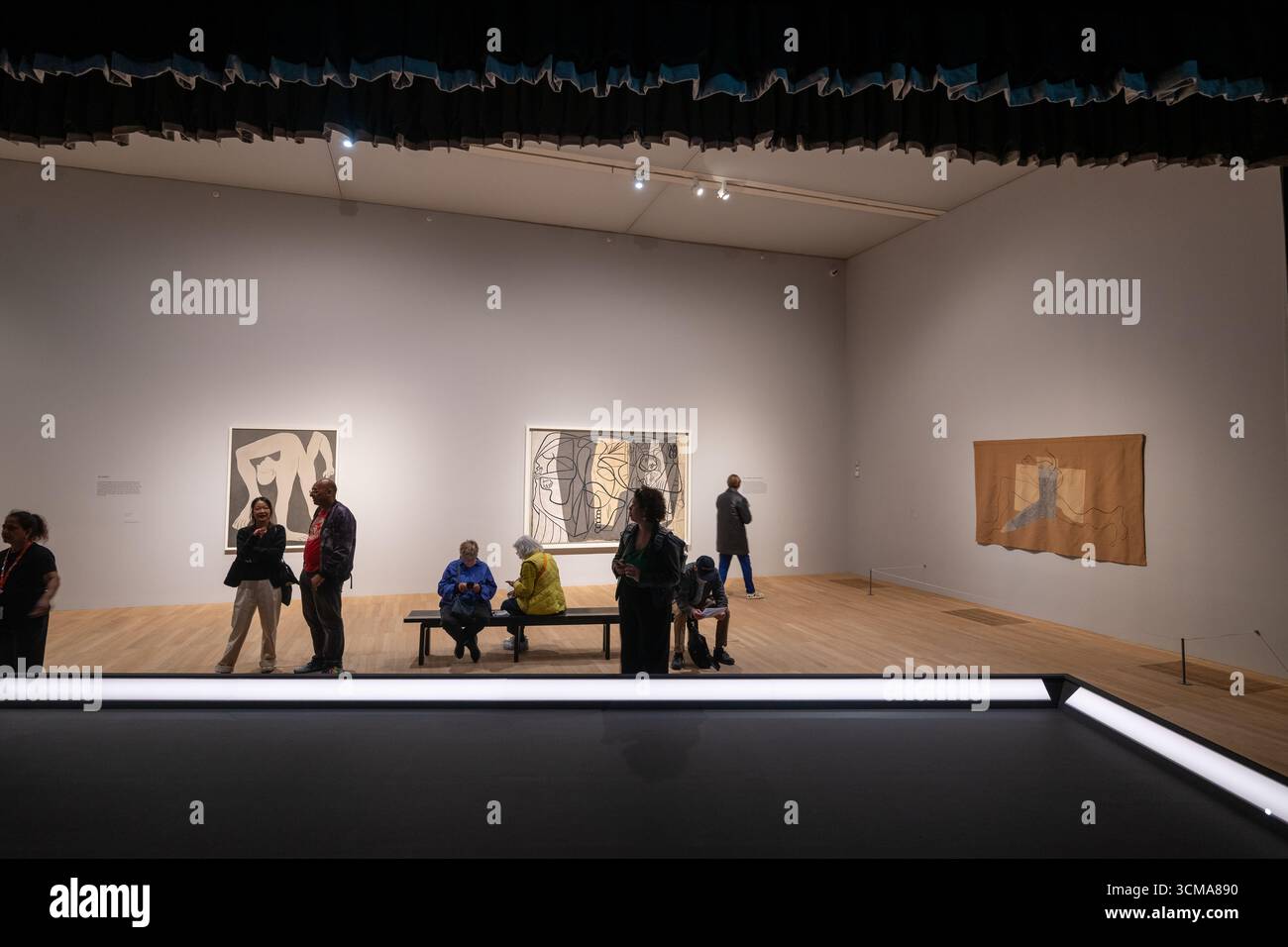 London, Großbritannien, 15. September 2025, Eine Wahrzeichen-Ausstellung, die 100 Jahre Picassos bahnbrechendes Gemälde die drei Tänzer (1925) feiert. Die Ausstellung vereint über 50 Werke eines der einflussreichsten Künstler des 20. Jahrhunderts und untersucht die Rolle der Performance in Picassos kreativer Praxis. Zeitgleich mit dem 25-jährigen Bestehen von Tate Modern setzt das Theatre Picasso die Tradition der Galerie fort, das Erbe der wichtigsten kunsthistorischen Persönlichkeiten neu zu interpretieren. Ausstellung läuft bis 12. April 2026. Andrew Lalchan Photography/Alamy Live News Stockfoto