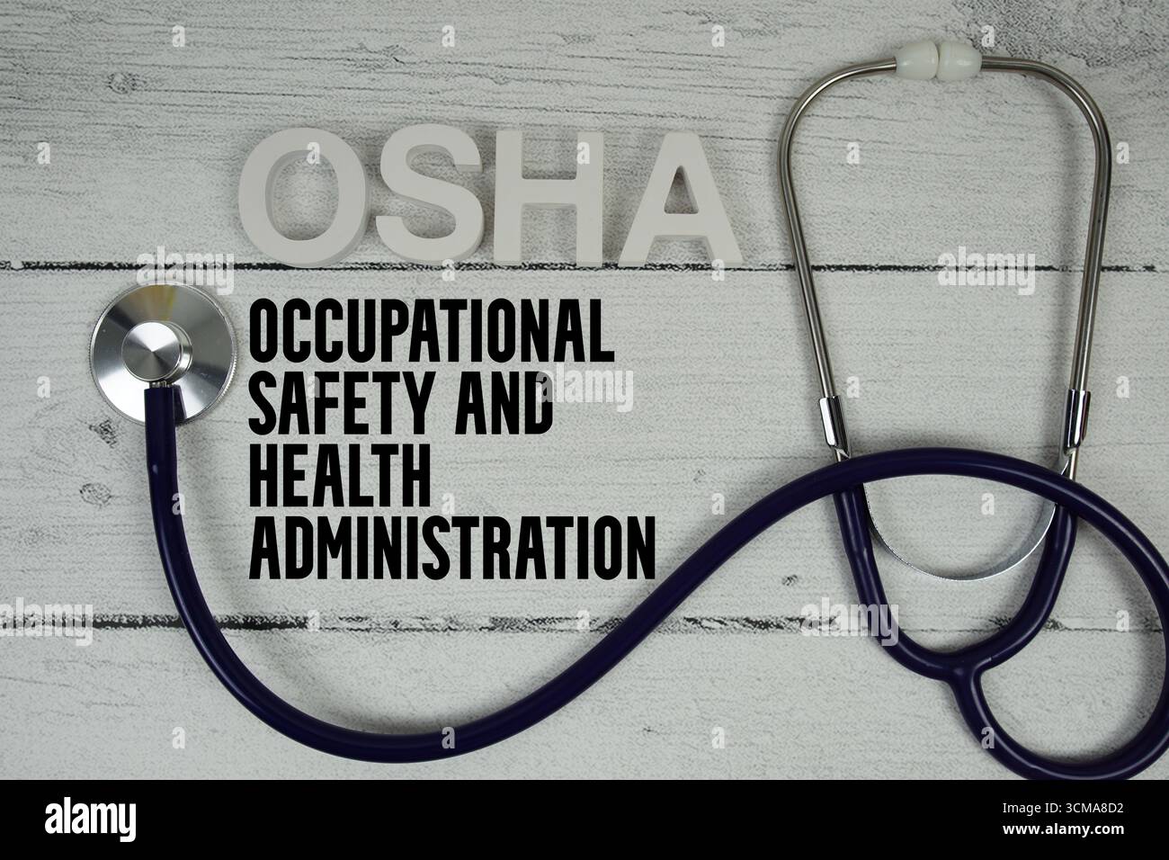 OSHA Occupational Safety and Health Administration Text mit Stethoskop auf hölzernem Hintergrund Stockfoto