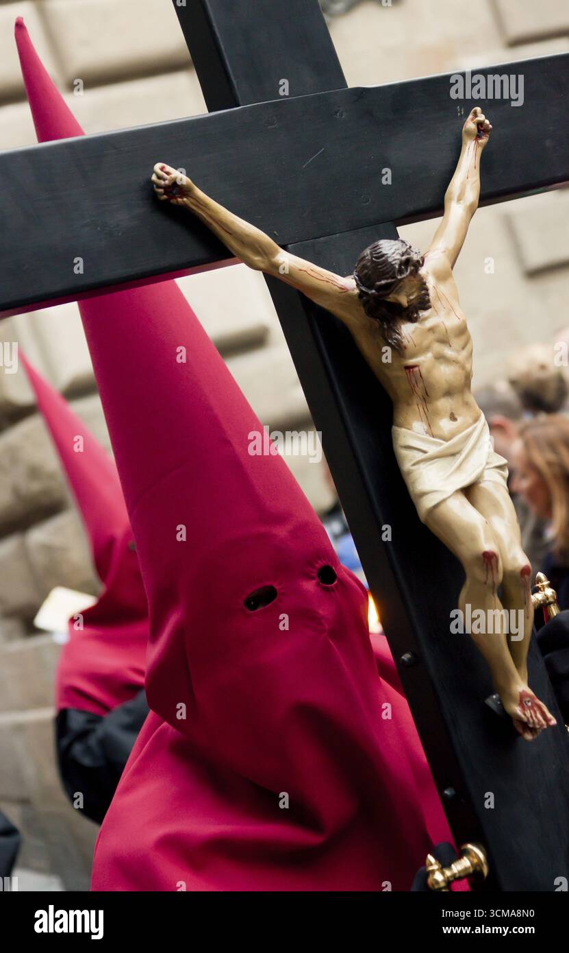 Pönitenten mit Kreuzen in der Karfreitagsprozession, Präzession durch Barcelona, Karwoche, Barcelona, Stadtbesichtigung, Tourismus, Katalonien, Spanien, Europa Stockfoto