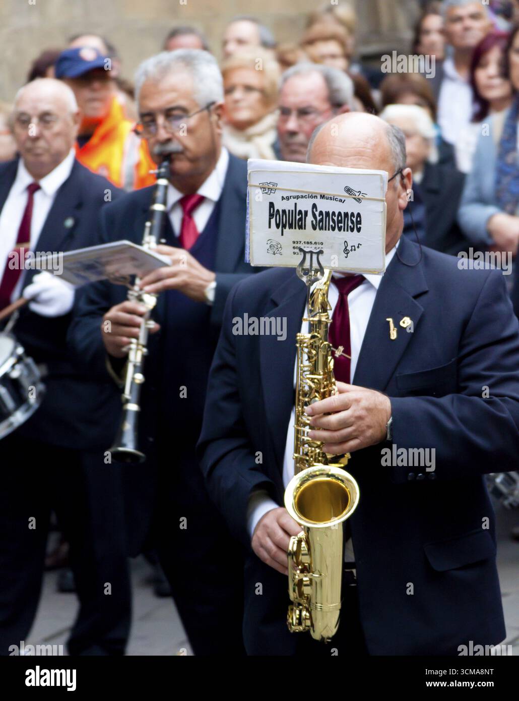 Blasmusiker mit Notizen vor dem Gesicht, Vorläufer durch Barcelona, Karwoche, Barcelona, Stadtbesichtigung, Tourismus, Katalonien, Spanien, Europa, Euro Stockfoto