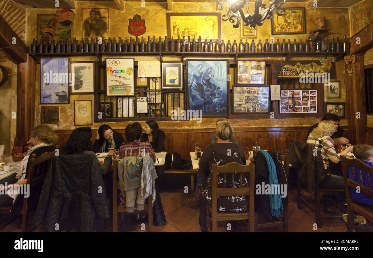 Tapas Bar in Barcelona, Barcelona, Stadtbesichtigung, Tourismus, Katalonien, Spanien, Europa, Europa, Stadtbesichtigung, Katalonien, Stadttourismus, Stadtrundfahrt durch Tourismus Stockfoto